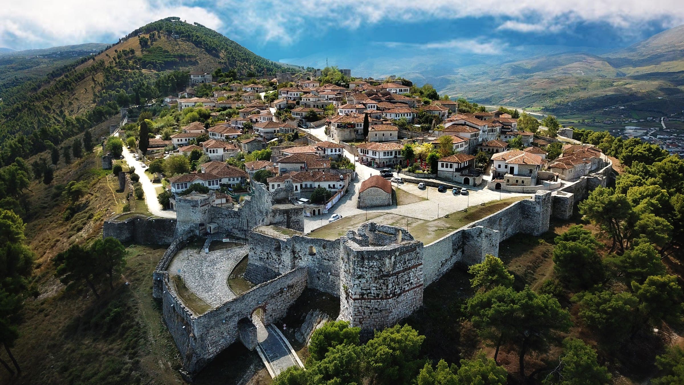 Tvrđava i stari grad Berata iz vazduha