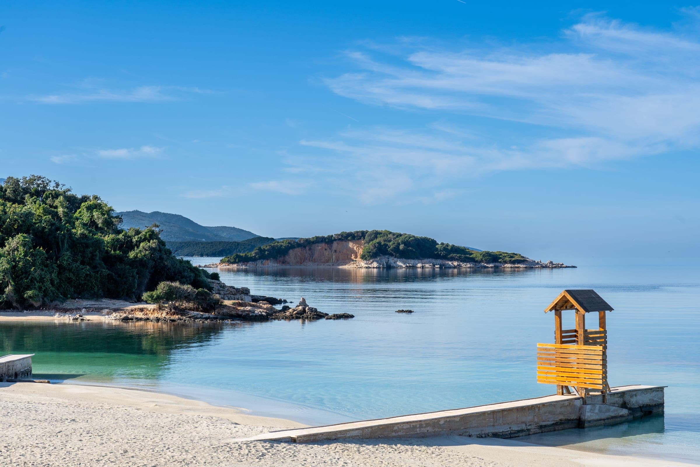 Plaža i mala ostrva u Ksamilu na albanskoj rivijeri