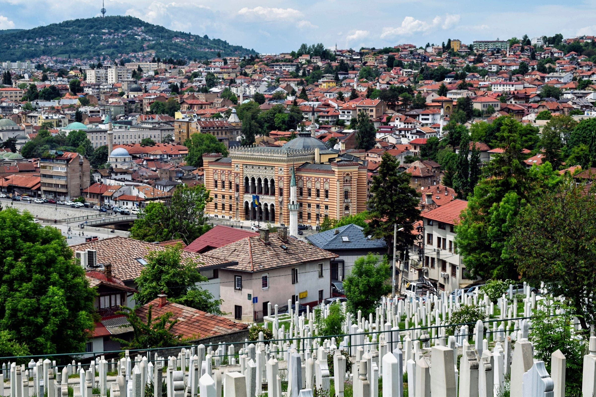 Sarajevo odozgo, sa Vijećnicom i brdima oko kotline