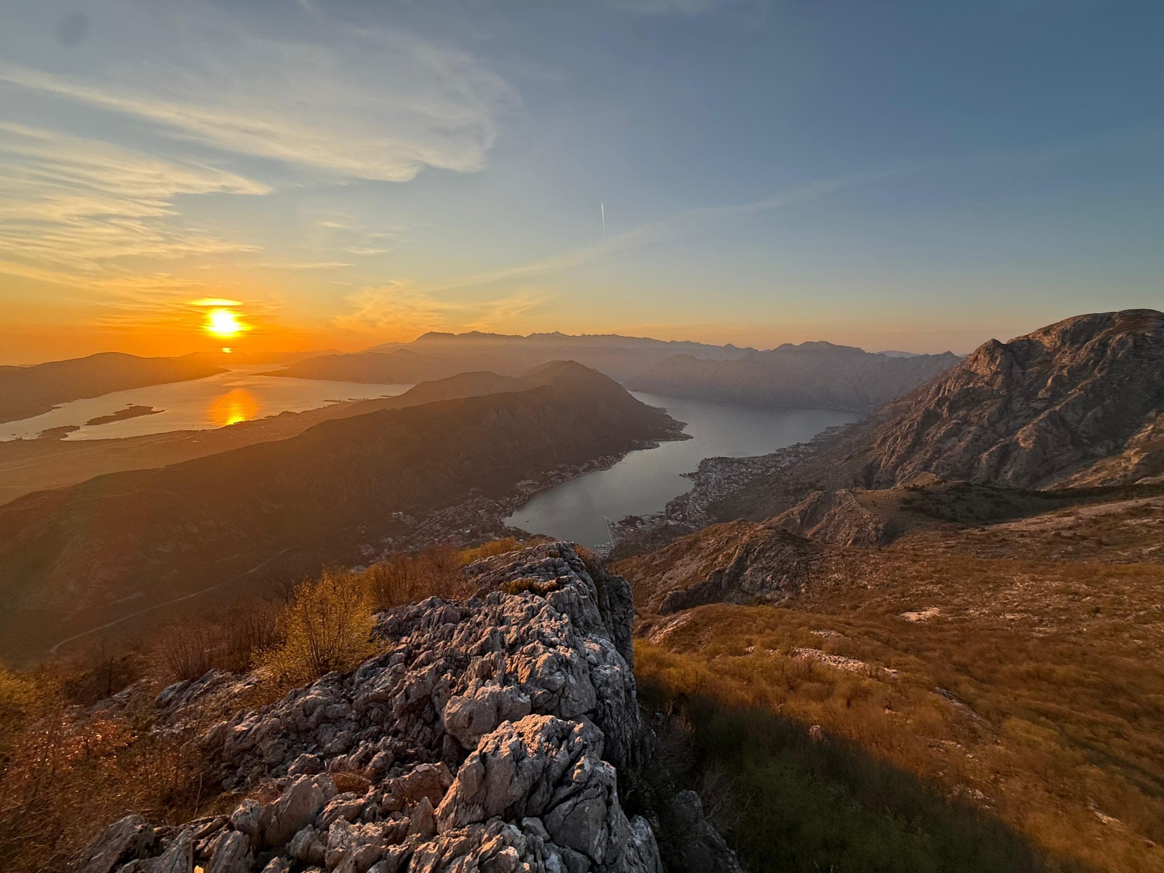 Zalazak sunca nad Bokokotorskim zalivom i Jadranom, sa planina iznad Kotora, Crna Gora